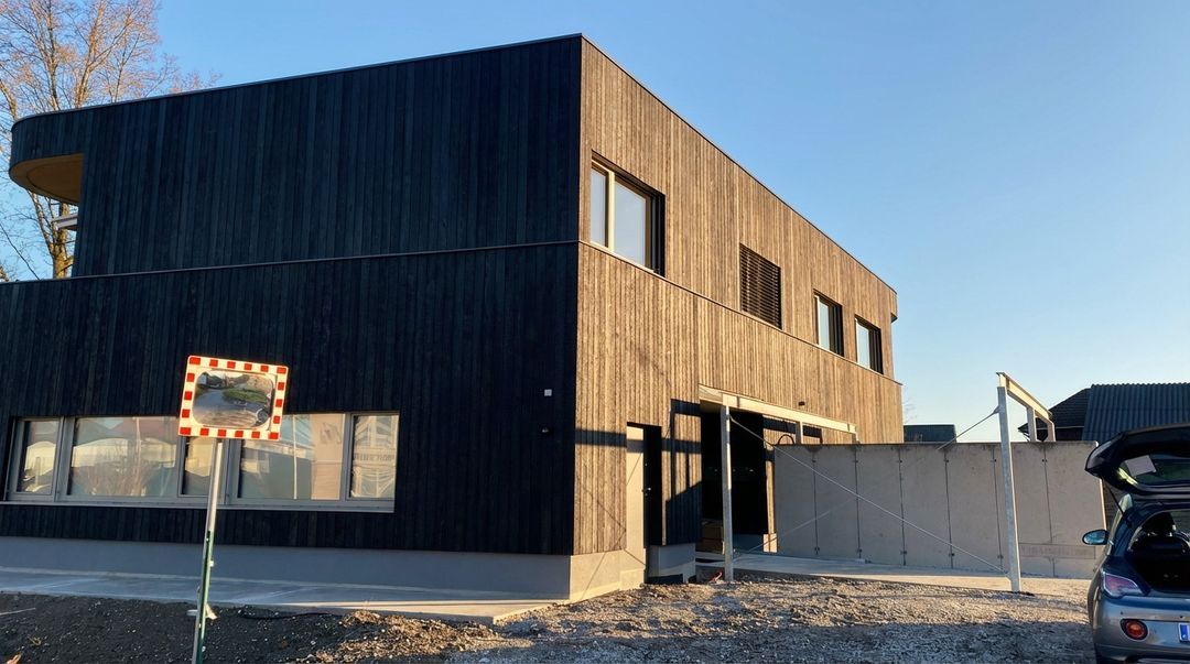 Ärztehaus mit verkohlter Holzoptik – Ansicht 6